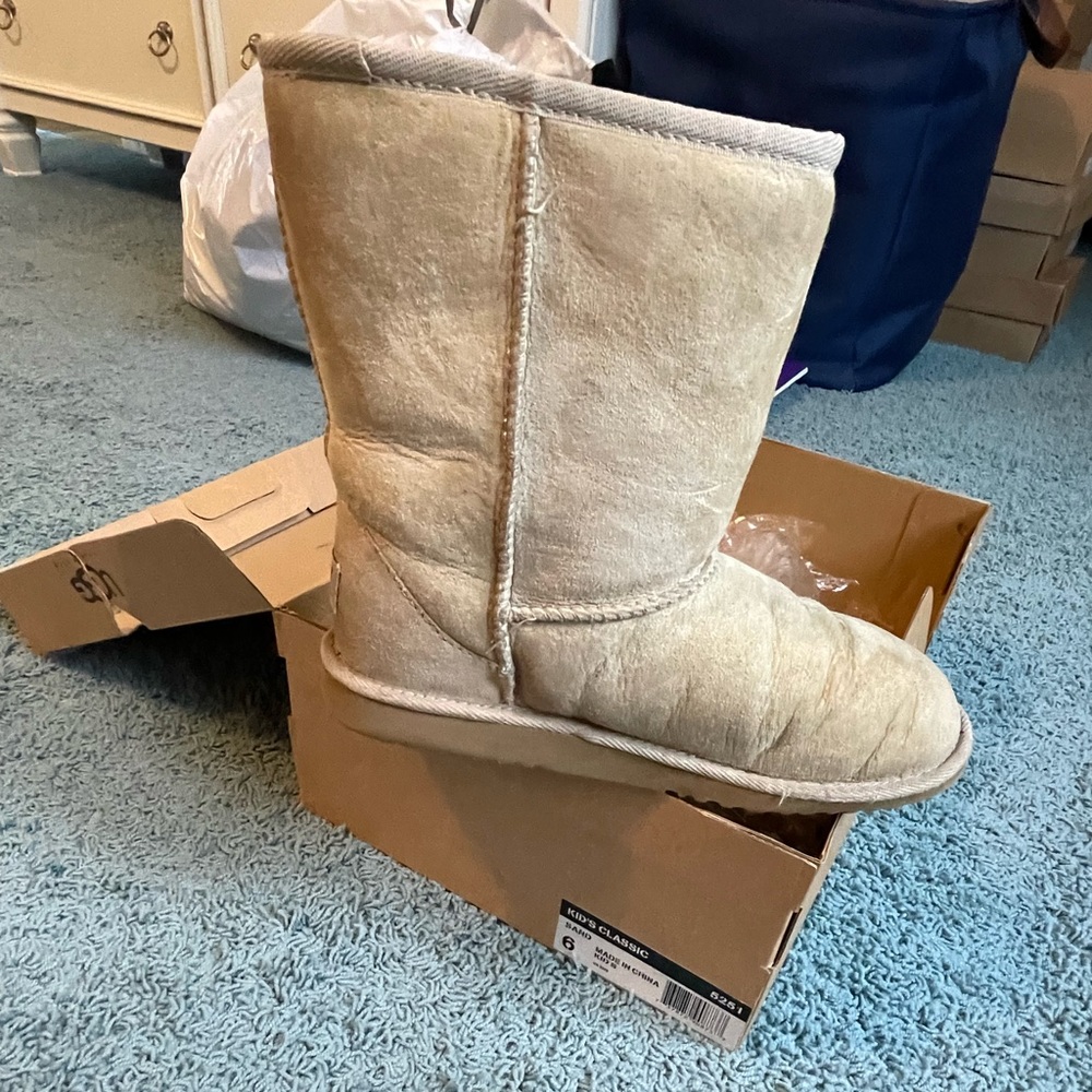 Kids Ugg boots, style: Classic, size 6